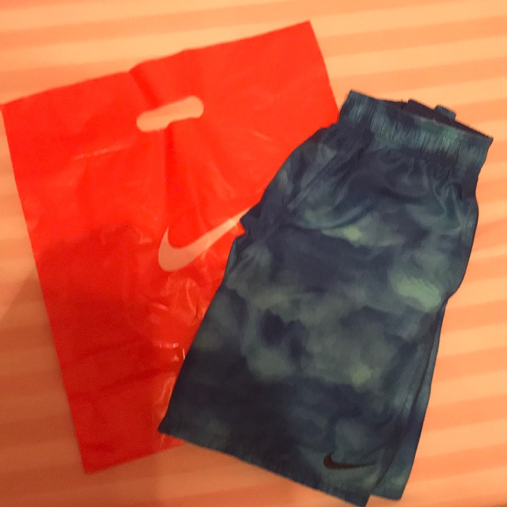 Nike boys swim trunks Large